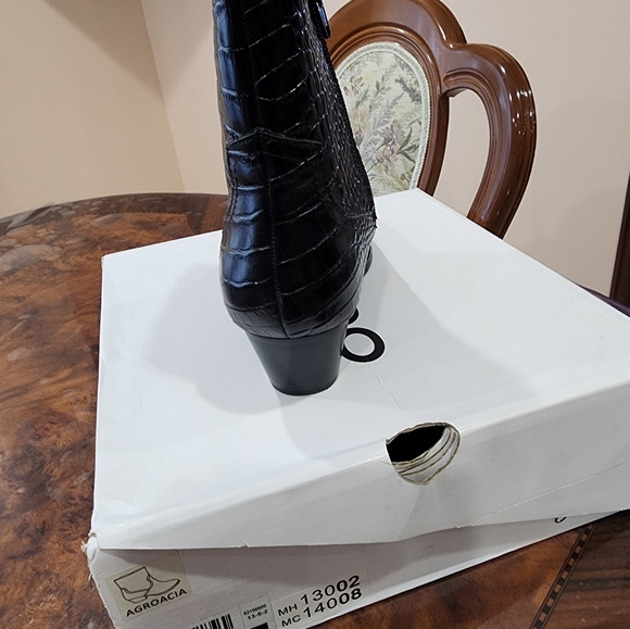 Boots - Picture 3 of 5